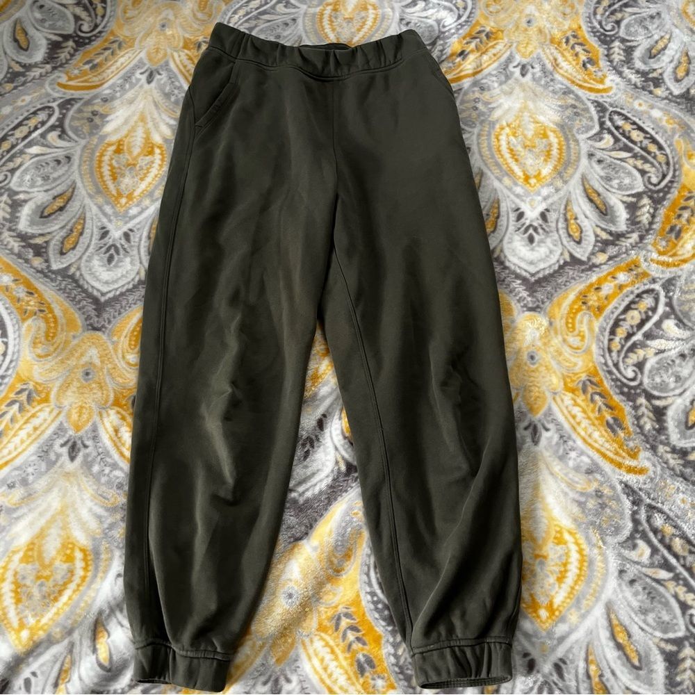 Lululemon stretch high rise joggers size 6 army green